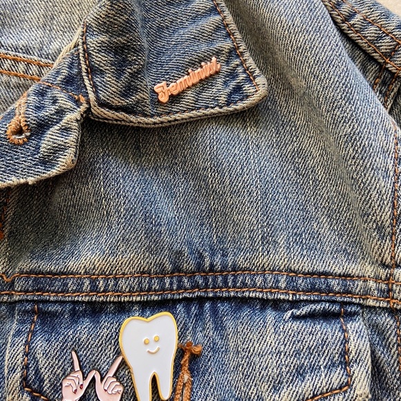 BDG UO Jean Jacket w/ pins - Picture 3 of 3